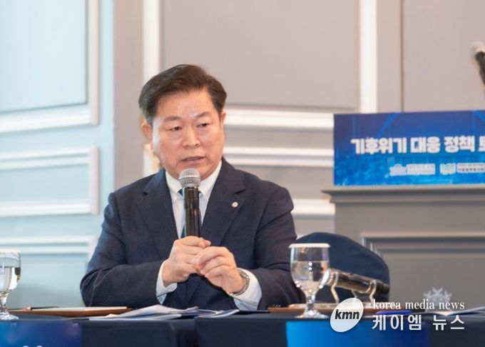 박승원 광명시장이 24일 서울 여의도 켄싱턴호텔에서 열린 ‘국가와 지방이 함께하는 탄소중립 실현, 기후위기 대응 정책 토론회’에 참석해 지방정부 기후 분권의 필요성에 대해 말하고 있다.