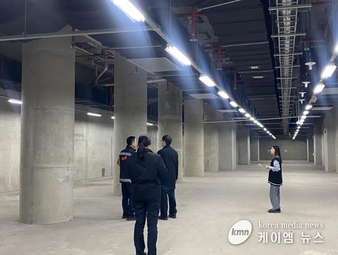 11월 20일 점검반이 수원역 지하 연계 시설물을 점검하고 있다.