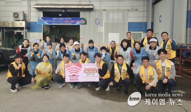 황정남 안산광덕라이온스클럽 회장(앞줄 왼쪽 네번째)과 회원들이 사랑의 김장김치 150박스를 기탁하고 함께 기념촬영을 하고 있다.