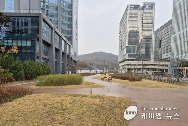 과천시, 지식정보타운에 광역상수도 매설 유휴부지 활용한 산책로·생활쉼터 조성 완료