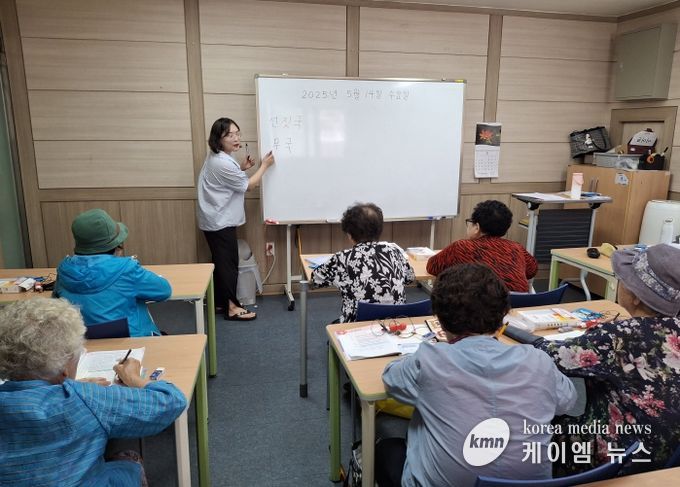 언어학습기 활용 충남형 성인 문해교육 수업 모습 (사진제공: 금강종합사회복지관)