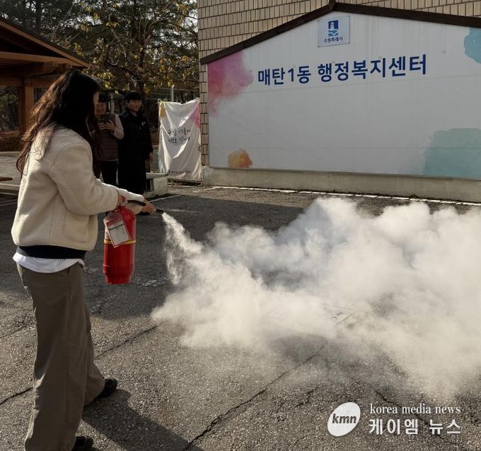 수원특례시 영통구 매탄1동 행정복지센터는 지난 26일 오전 10시, 겨울철 화재 위험이 높아지는 시기를 대비해 청사 내 소방안전 대응력을 집중 점검하는 자체 소방훈련을 실시했다.