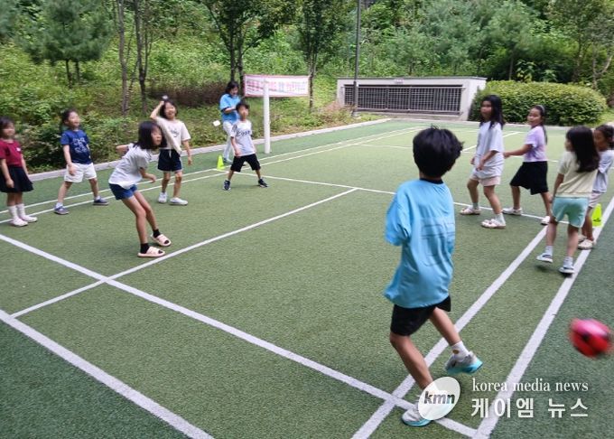 ‘건강한 돌봄놀이터’에 참여해 신체 활동 중인 어린이들