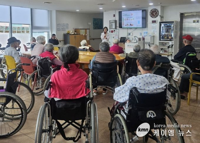 어르신 대상‘돌봄이(齒) 구강건강서포터즈' 교육