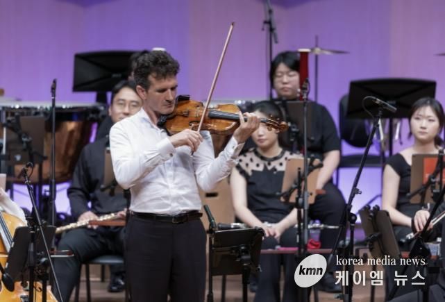 <2025 고잉홈 더 갈라>에서 솔로 연주 중인 바이올리니스트 스베틀린 루세브(고잉홈프로젝트 리더)