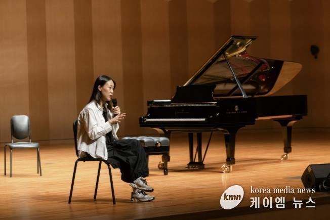 마스터클래스에서 고양예고 학생들의 질문에 답변하는 피아니스트 손열음