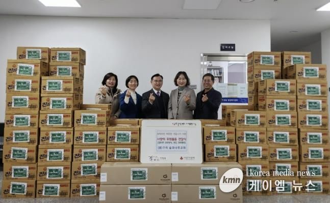 홍원표 목사를 비롯한 숲과나무교회 성도들이 인창동 행정복지센터에서 컵라면 전달식을 진행하고 있다.