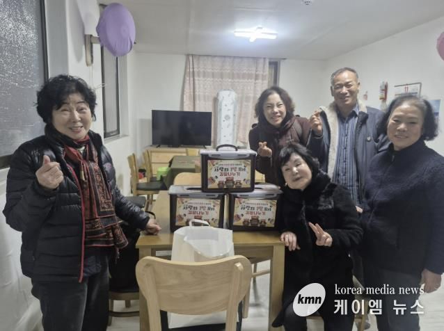 최영한·정정선 회장이 경로당을 방문해 김장김치를 전달하고 있다.