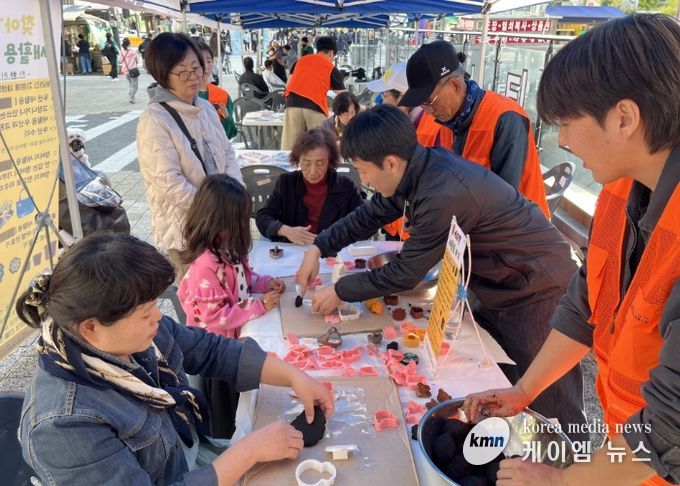 고양시문촌9종합사회복지관‘친한친구' 모임에서 운영한 새활용 마켓