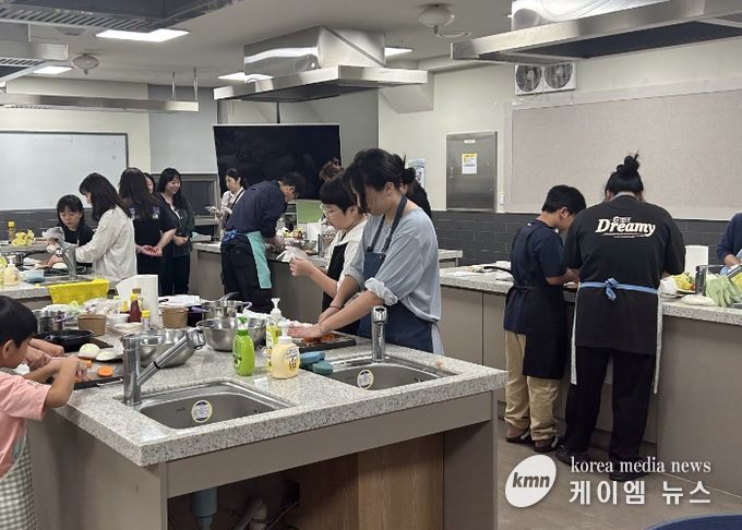 지난 27일 평생학습원 공유부엌에서 '내가 만드는 샌드위치 도시락' 영양교육이 진행되고 있다.