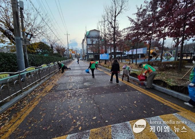 광명시 광명6동 통장협의회는 지난 26일 이면도로 및 빗물받이 내부 낙엽 청소를 실시했으며, 이어 27일에는 자율방재단이 같은 구간을 중심으로 낙엽 청소를 진행했다.