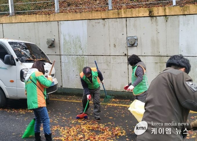 광명시 광명7동 행정복지센터는 지난 27일 가을철 낙엽 대청소를 실시해 주민들이 안전하고 깨끗한 환경에서 생활할 수 있도록 집중 정비 활동을 펼쳤다.