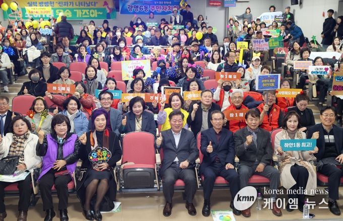 박승원 광명시장(사진 첫줄 왼쪽 네 번째)이 지난 28일 광명시 열린시민청 민방위교육장에서 열린 ‘2025년 광명시 주민자치 우수사례 경연대회’에 참석해 18개 동 주민자치회 위원들과 기념사진을 촬영하고 있다.