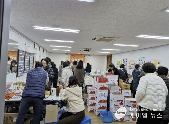 엄마줌마 알뜰장터 및 작품 전시회 현장 모습