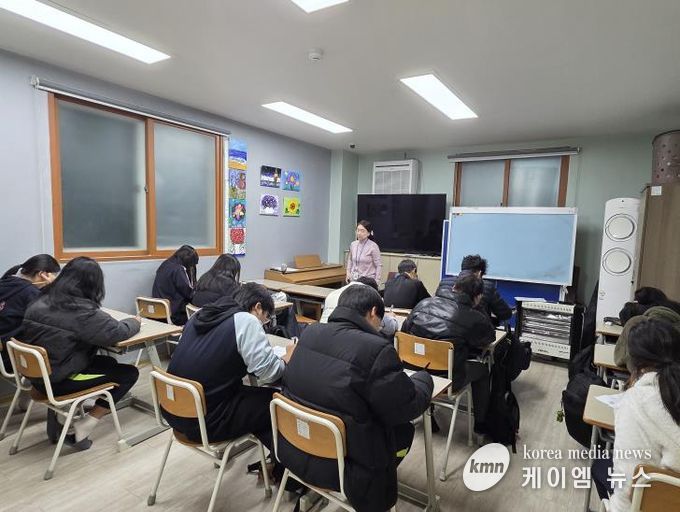 아동용 우울 척도 검사지(CDI) 자가 진단을 하는 모습