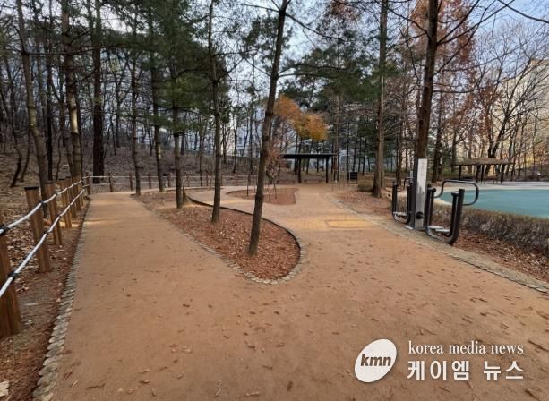 새롭게 단장한 용인특례시 기흥구 보정동에 있는 '큰솔근린공원 맨발길'