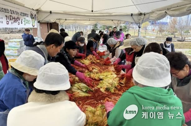 시흥시 배곧2동 주민자치회, 김장 나눔으로 지역사회에 온정 전달