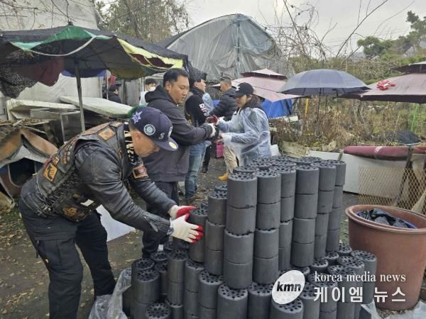 할리데이비슨 투어클럽 로드엔젤스 동호회 회원들이 연탄을 나르고 있다.