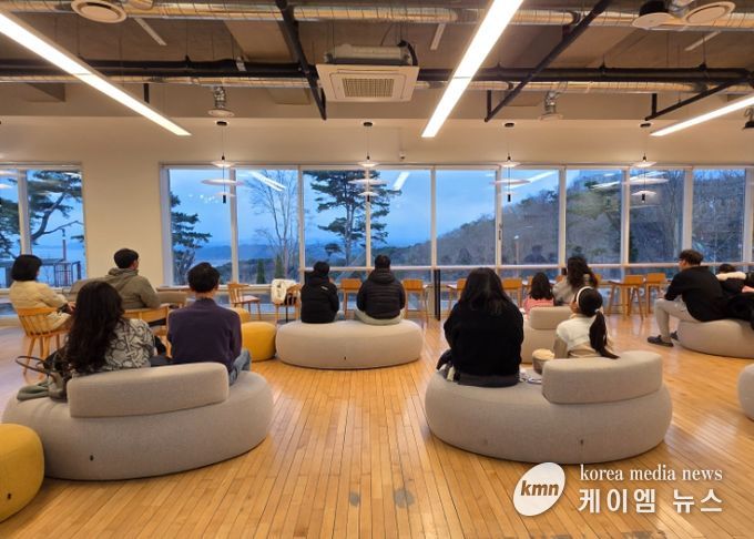 김포시가 지난 29일 애기봉평화생태공원에서 특별문화행사 ‘PEACEFUL 애기봉’을 개최했다. 멍때리기 대회에서 참여자들이 조강을 바라보며 사색을 즐기고 있다