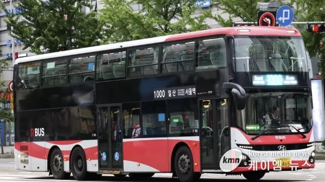 고양시에서 서울시로 운행하는 1000번 직행좌석버스 노선에 투입된 2층 버스