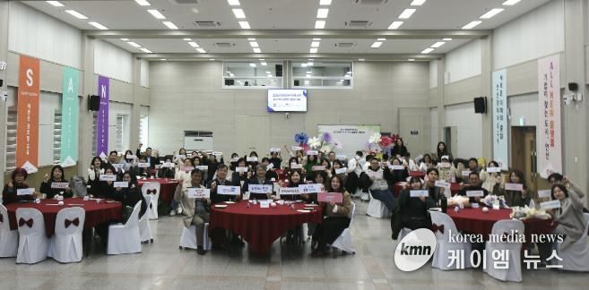 김영식 복지국장(맨 앞줄 왼쪽 일곱번째)이 2일 안산시청 대회의실에서 장애인 권익 옹호업소 ‘오소가게’ 상점주들과 간담회를 진행하고 함께 기념촬영을 하고 있다.