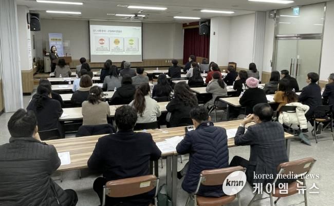 동 지역사회보장협의체 위원 등 실무자들이 2일 안산시청 대회의실에서 사회적고립예방을 위한 ‘중장년 발굴·지원 사업’ 3개년 성과 보고 간담회를 진행하고 있다.