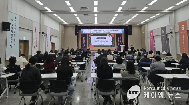 안산시 공직자들이 1일 시청 대회의실에서 하반기 법무교육을 듣고 있다.