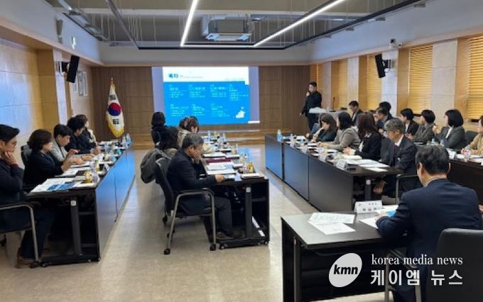 허남석 안산시 부시장이 1일 시청 제1회의실에서 ‘아동친화도시 조성전략 수립 연구용역’ 최종보고회를 진행하고 있다.