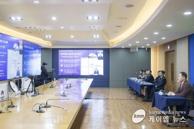 KAIST 전체 학과장 회의에 원격으로 참석한 정장선 시장이 평택시 주요 현안을 설명하고 있다.