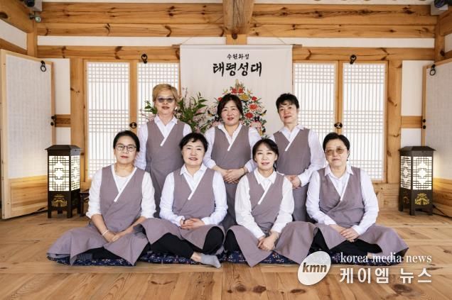 혜경궁 궁중다과 체험을 운영하는 수라지기