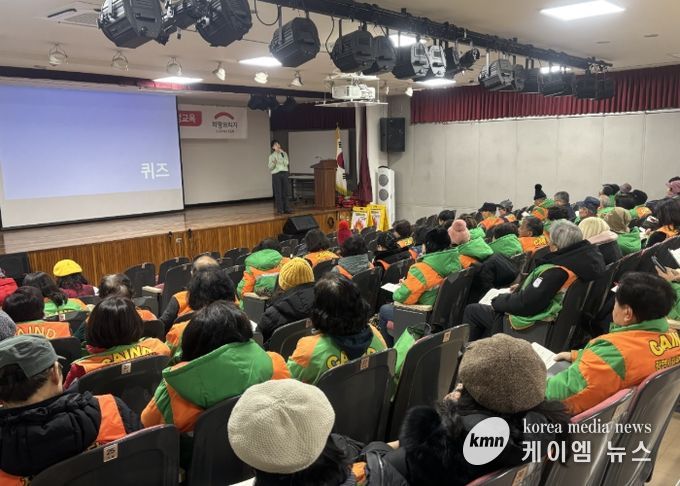 4일 열린시민청 2층 민방위교육장에서 광명시 자율방재단 단원 70여 명을 대상으로 '2025년 재해구호교육'이 진행되고 있다.