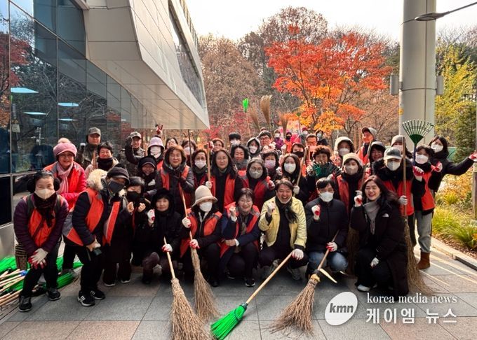 광명시 철산3동 행정복지센터는 지난 3일 동절기에 대비해 ‘2차 낙엽 대청소’를 실시했다.
