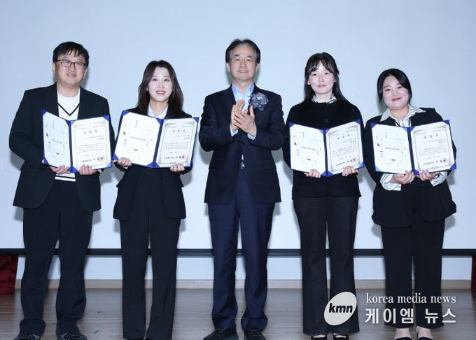 ‘2025년 사업보고회’보육유공자 표창 수상자 기념촬영