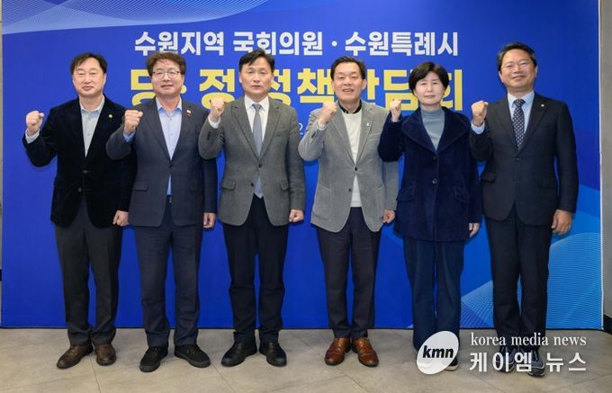 김승원(오른쪽부터)·백혜련 의원, 이재준 수원시장, 김영진·염태영·김준혁 의원이 함께하고 있다.