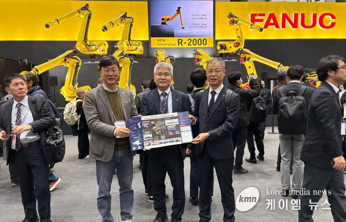 이민근 안산시장(왼쪽 첫번째)이 5일 ‘2025 도쿄 국제로봇 전시회(iREX 2025)’에 참석, 현지 로봇 기업 '화낙' 관계자들을 만나 ASV지구 홍보와 투자유치 활동을 펼치고 있다.