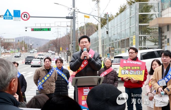 이상일 용인특례시장은 6일 오전 수지구 성복동 일대에서 수지연대 주관으로 열린 ‘경기남부광역철도 조기 착공 촉구 걷기대회’에 참석했다.