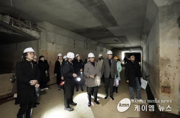 구미동 성남물빛정원 지하 공동구 활용도를 찾기 위해 진행 중인 시민 탐사대 프로그램에 참여 중인 신상진 성남시장