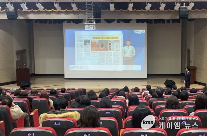 화성특례시가 지난 5일 복지현장 관리자 대상 직장 내 갑질 예방교육을 하고 있다.