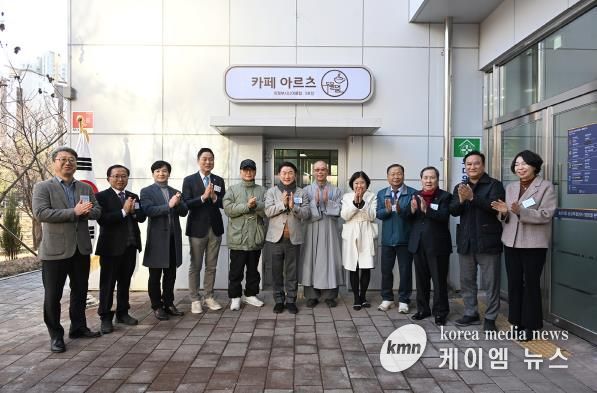 김동근 시장이 12월 8일 송산3동 공공복합청사 1층 주민 공유공간 개소식에서 관계자들과 기념사진을 찍고 있다.