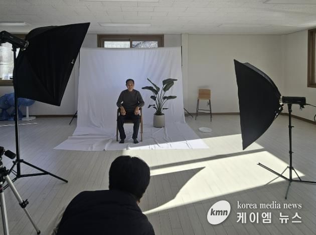 연천군학교밖청소년지원센터 학교밖 청소년 자원봉사동아리, 대광1리 어르신 대상 '장수사진 촬영봉사' 진행