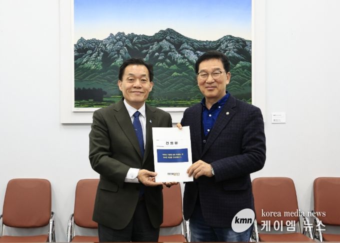 이재준 수원시장(왼쪽)이 신정훈 국회 행정안전위원장에게 건의문을 전달하고 있다.