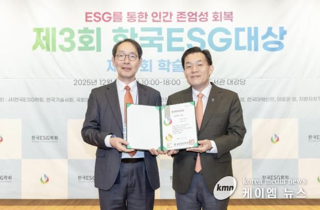 시상식 후 이재준 수원시장(오른쪽)이 기념사진을 촬영하고 있다.