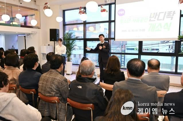 이민근 안산시장이 10일 반월동 청소년자유공간 ‘반디락’ 개소식에서 인사 발언을 하고 있다.