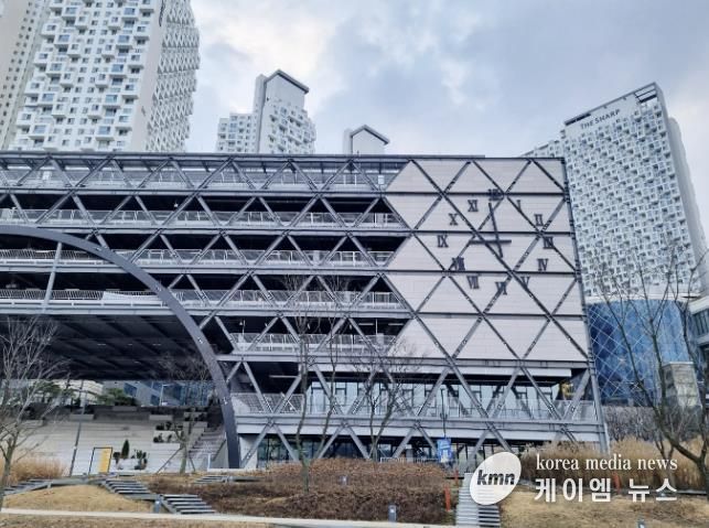 동탄호수공원 주차타워 벽시계(주간)