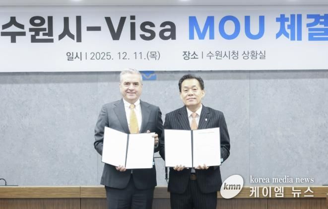 이재준 수원시장(오른쪽)과 패트릭 스토리 비자 코리아 사장이 협약 체결 후 함께하고 있다.