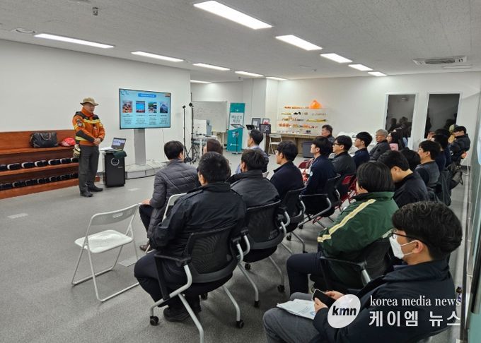 교육자는 재난안전 및 구조장비 전문기업 (주)한진지티씨의 신동진 대표입니다.