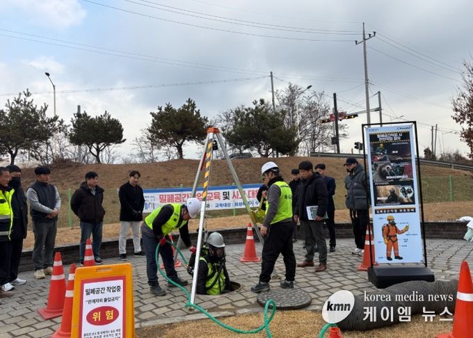 화성특례시가 10일 하수과 및 우오수 관련 시공사 관계자가 참여한 가운데 밀폐공간작업 사고대응훈련을 하고 있다