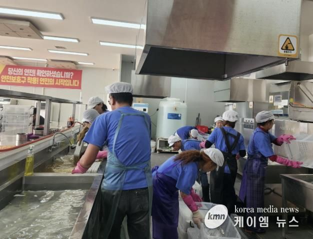 세척 작업 중인 세척사업단