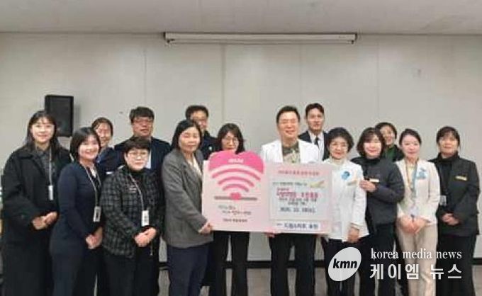 이길재 칠석의료재단 사랑의병원 병원장(오른쪽 다섯번째)이 10일 드림스타트 취약계층 아동을 위한 300만 원 상당의 운동화 교환권을 기탁하고 있다.