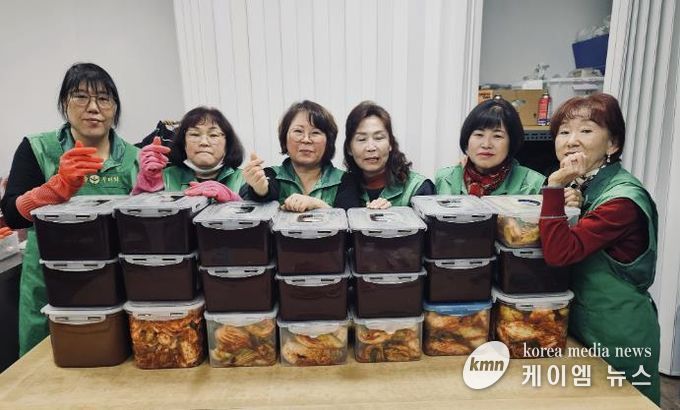 양주시 회천1동 새마을 지도자회·부녀회, 관내 취약계층 위해 100만 원 및 김장김치 13통 전달